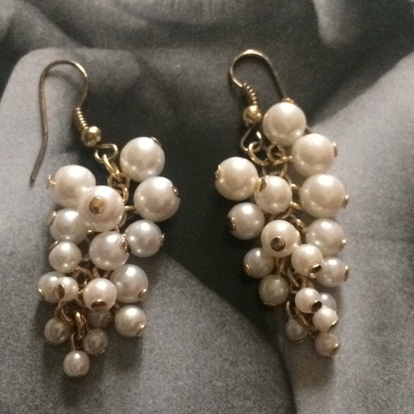 Beautiful vintage gold toned  pear earrings - Picture 3 of 4